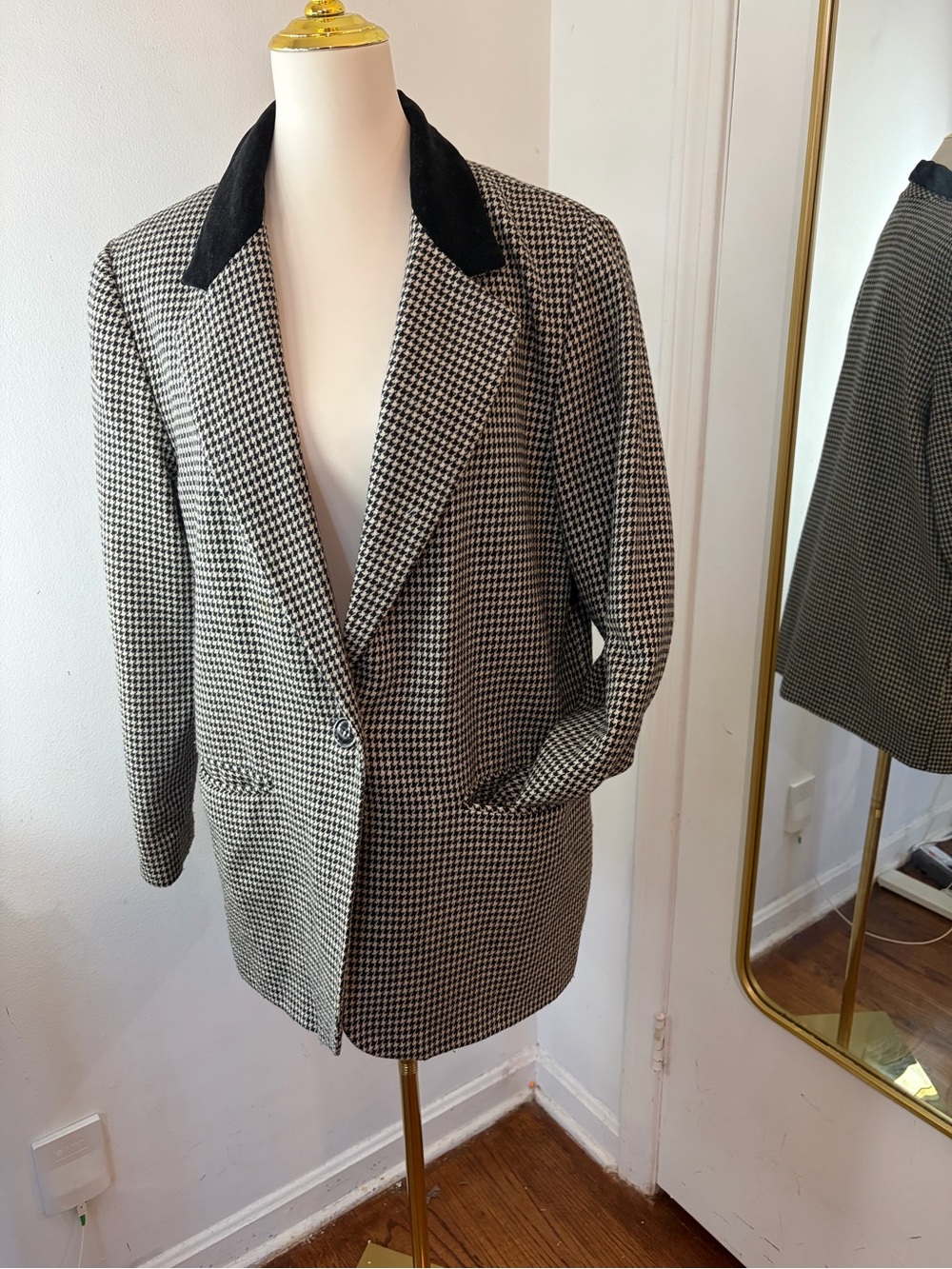 Vintage 80s Sag Harbor Black and White Houndstooth Blazer Velvet Collar Accent